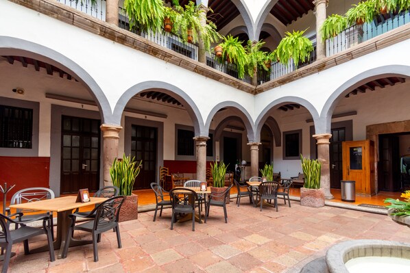Breakfast, lunch, dinner served; Regional cuisine - Hotel Hidalgo (Querétaro)