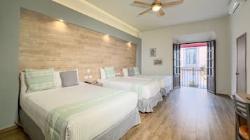 Habitación triple panorámica | Caja de seguridad en la habitación y escritorio