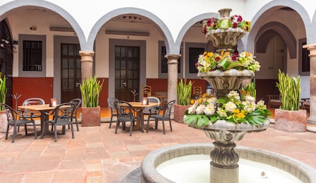 Se sirven desayunos, comidas, cenas y cocina regional