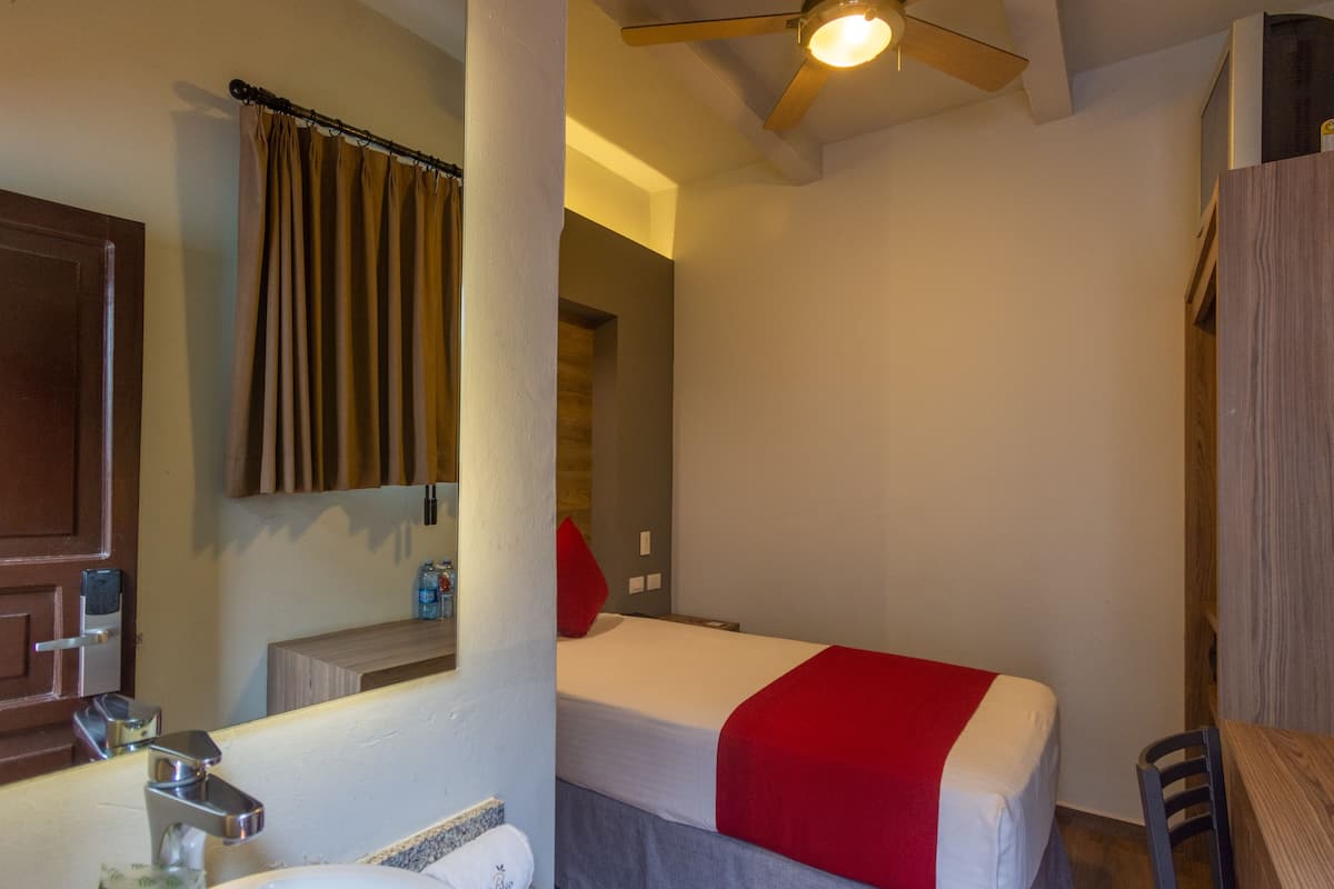 Basic Single Room | In-room safe, desk, iron/ironing board (on request), WiFi (free)