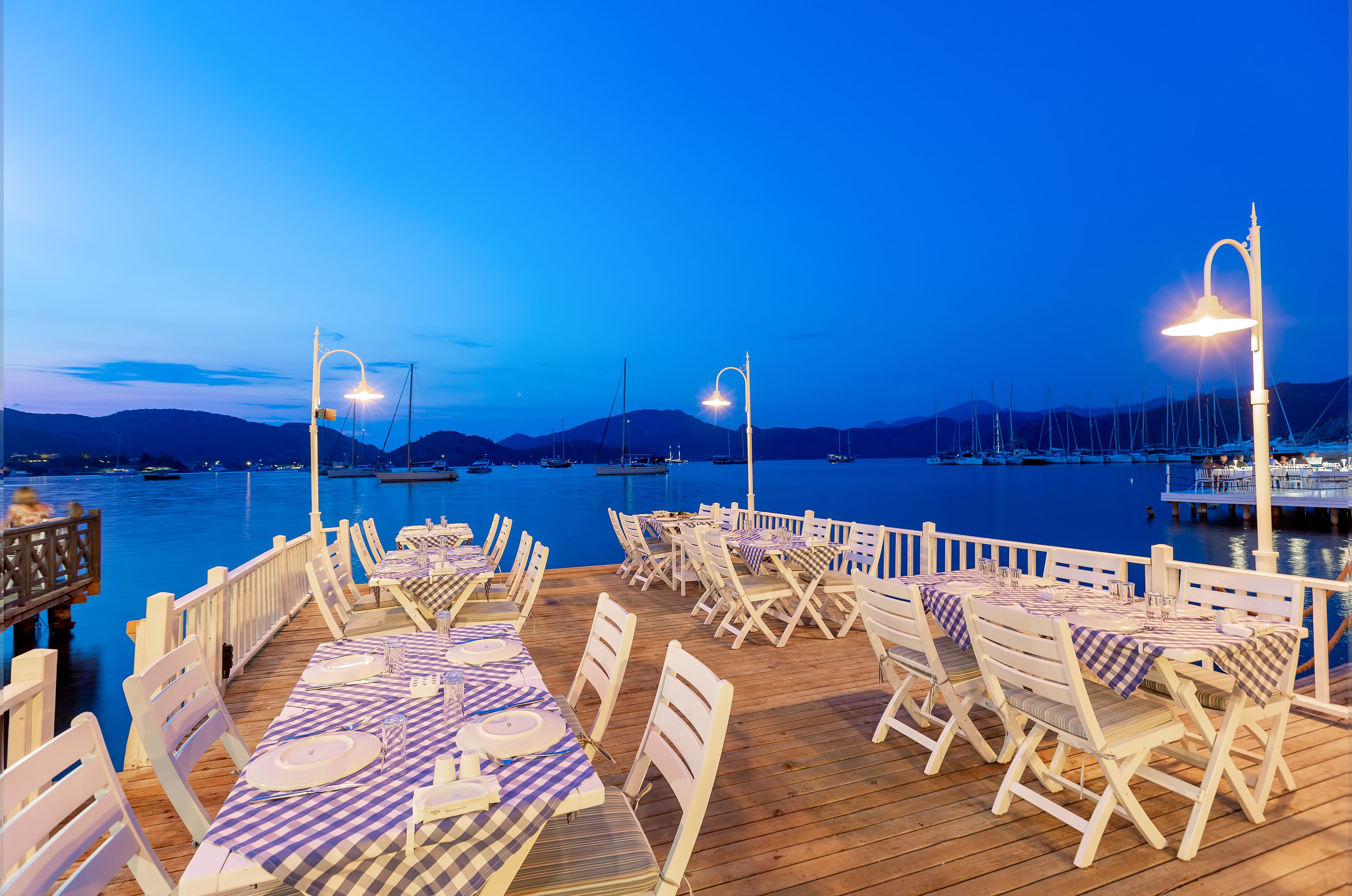 2 restaurants, breakfast served