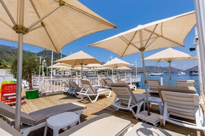 Privatstrand in der Nähe, Liegestühle, Sonnenschirme, 2 Strandbars