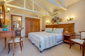 Un dormitorio con una cama grande, muebles de madera, un escritorio y una silla.