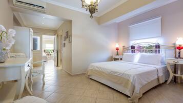 Familien-Suite | Minibar, Zimmersafe, Schreibtisch, schallisolierte Zimmer