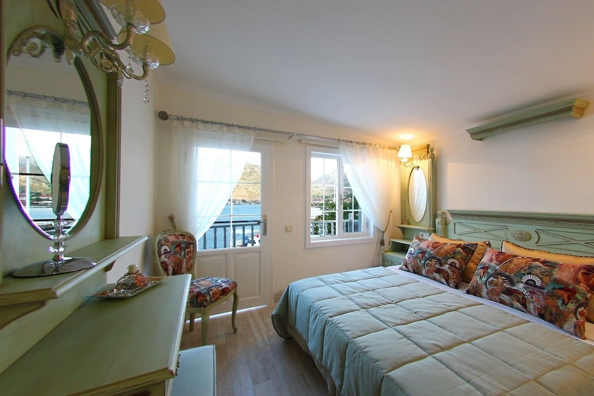 Habitación doble, vista al mar | Minibar y caja de seguridad en la habitación