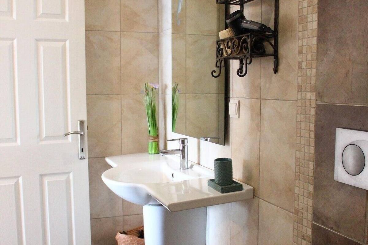 shower, free toiletries, hair dryer, slippers