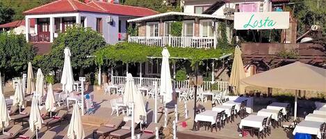 Vista frontal de la propiedad