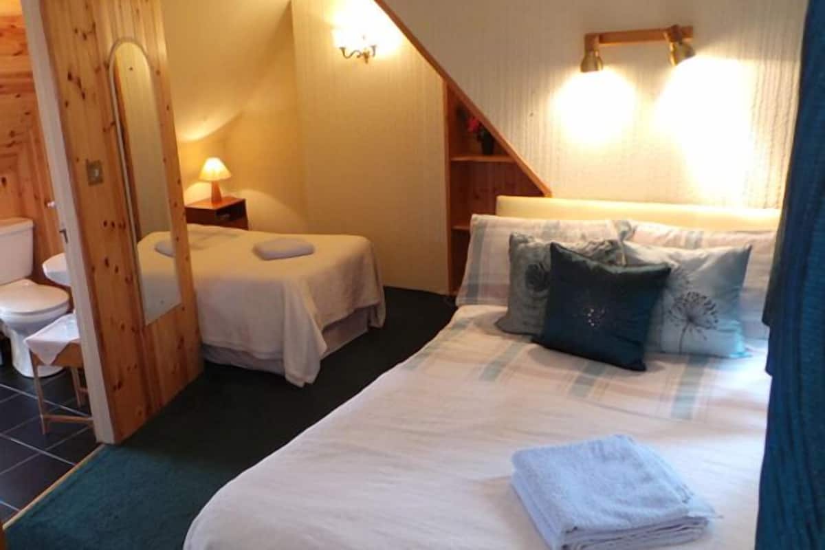 Kamar Keluarga, ensuite | Setrika/meja setrika dan Wi-Fi gratis