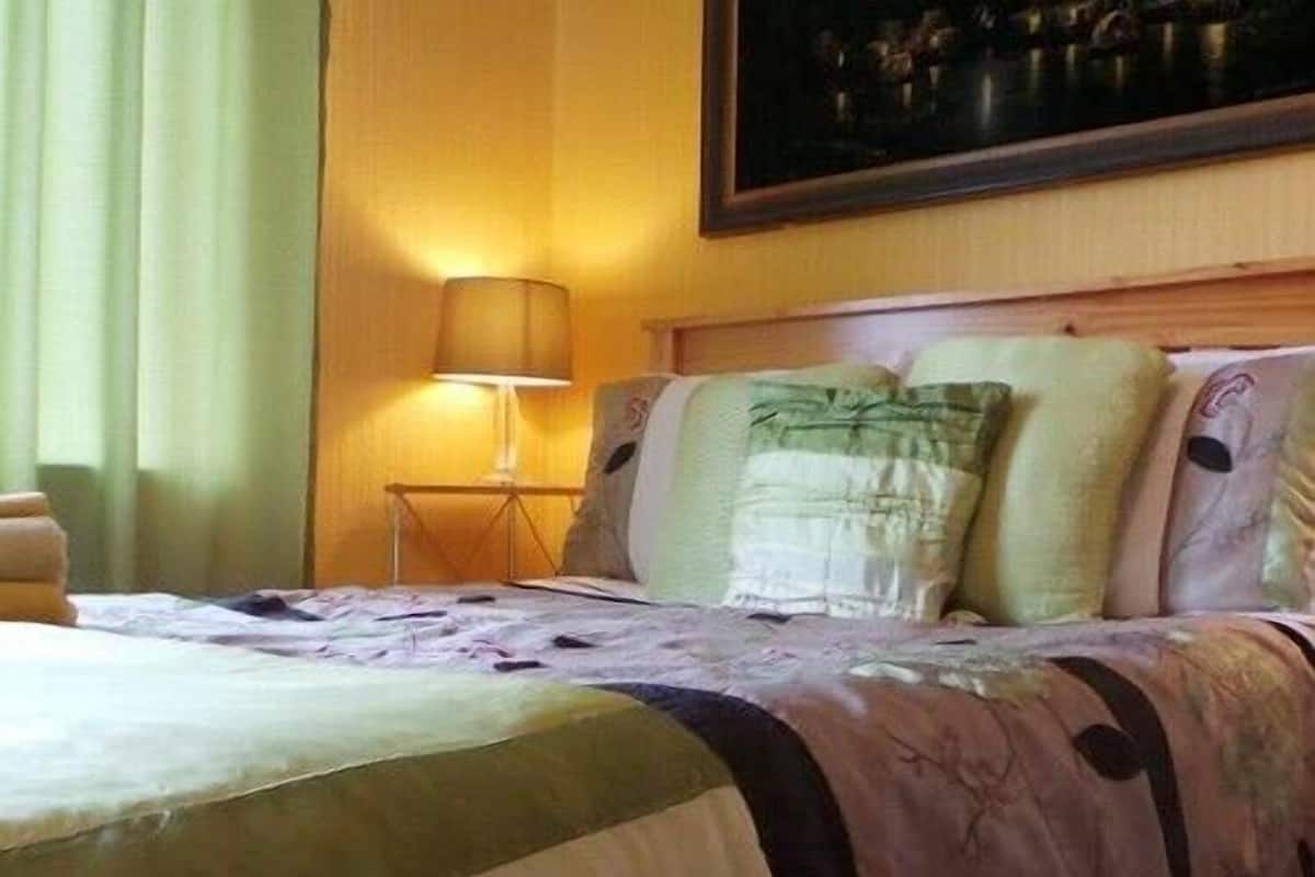 Double Room, Ensuite | Iron/ironing board (on request), WiFi (free)