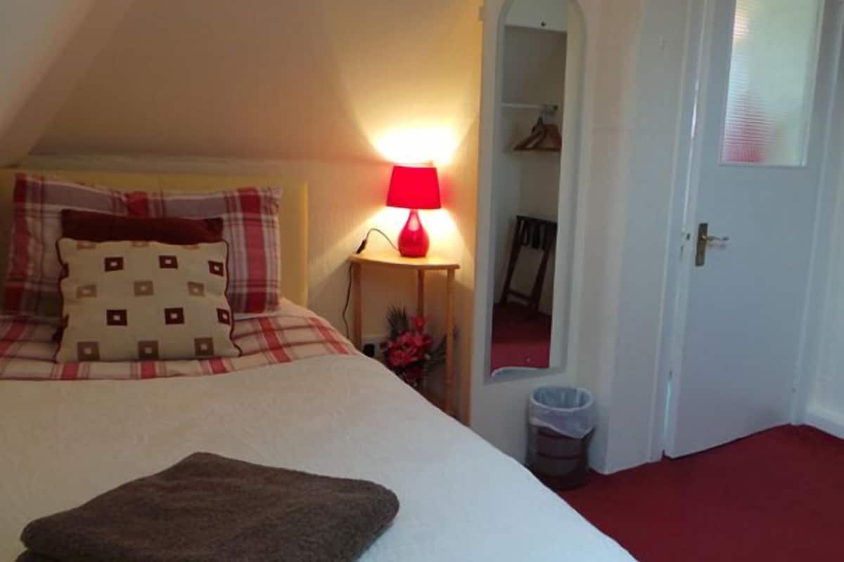 Double/Single Ensuite | Iron/ironing board (on request), WiFi (free)
