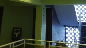 Un intérieur à plusieurs niveaux, doté de balcons, de rampes et d’un escalier.