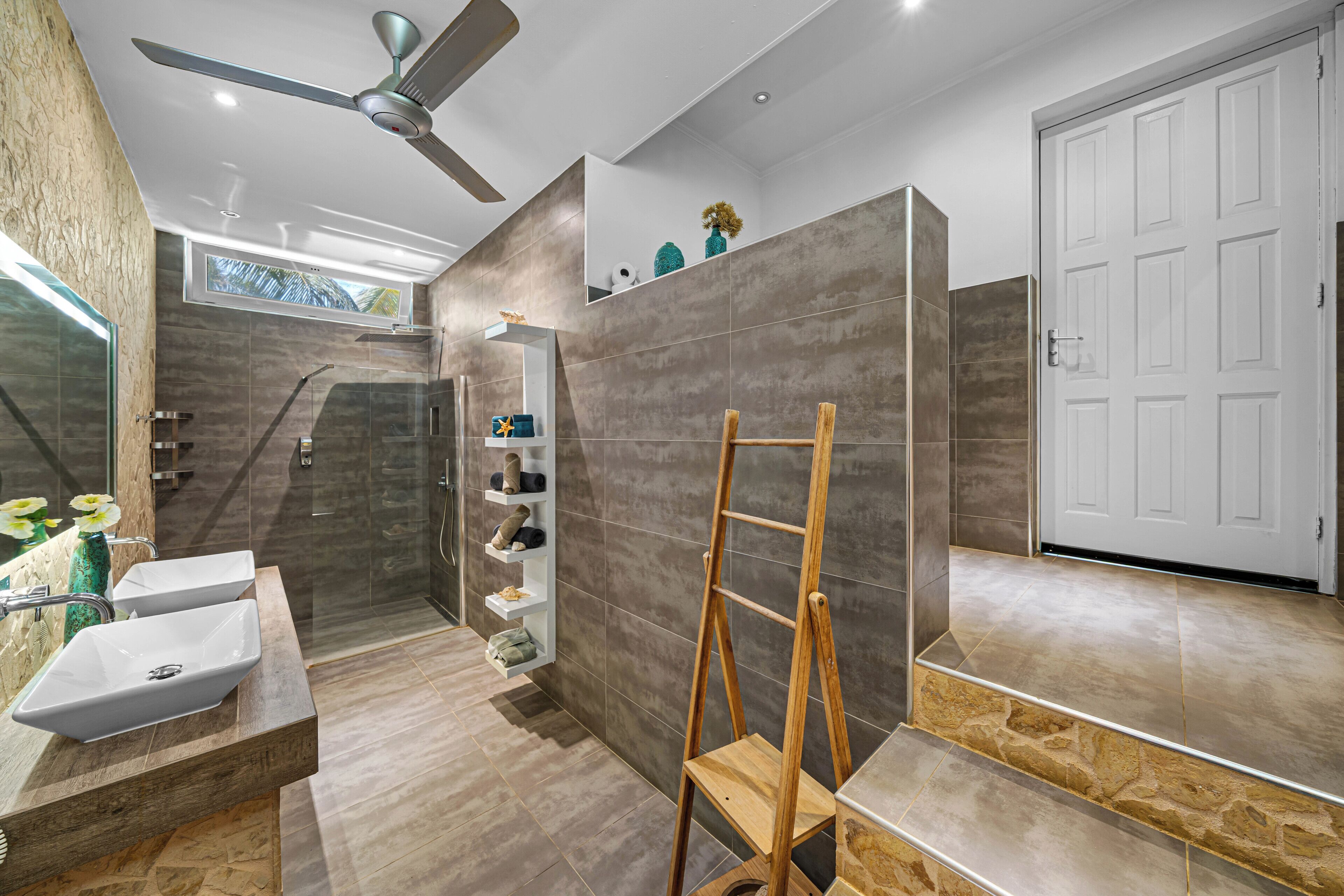 Deluxe Plus Cottage | 浴室 | 淋浴设施、大花洒淋浴喷头、免费洗浴用品、吹风机