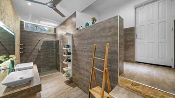 Deluxe Plus Cottage | Bathroom | Shower, rainfall showerhead, free toiletries, hair dryer