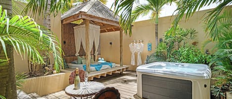 Casa de campo, 1 cama King, varanda, vista para o jardim | Banheira de hidromassagem particular
