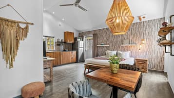 Cottage, 1 King Bed, Patio, Garden View | 1 bedroom, in-room safe, soundproofing, WiFi (free)
