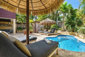 Outdoor pool, pool umbrellas, sun loungers - Bamboo Bonaire by Boutique Bonaire Unique Resorts (Kralendijk)