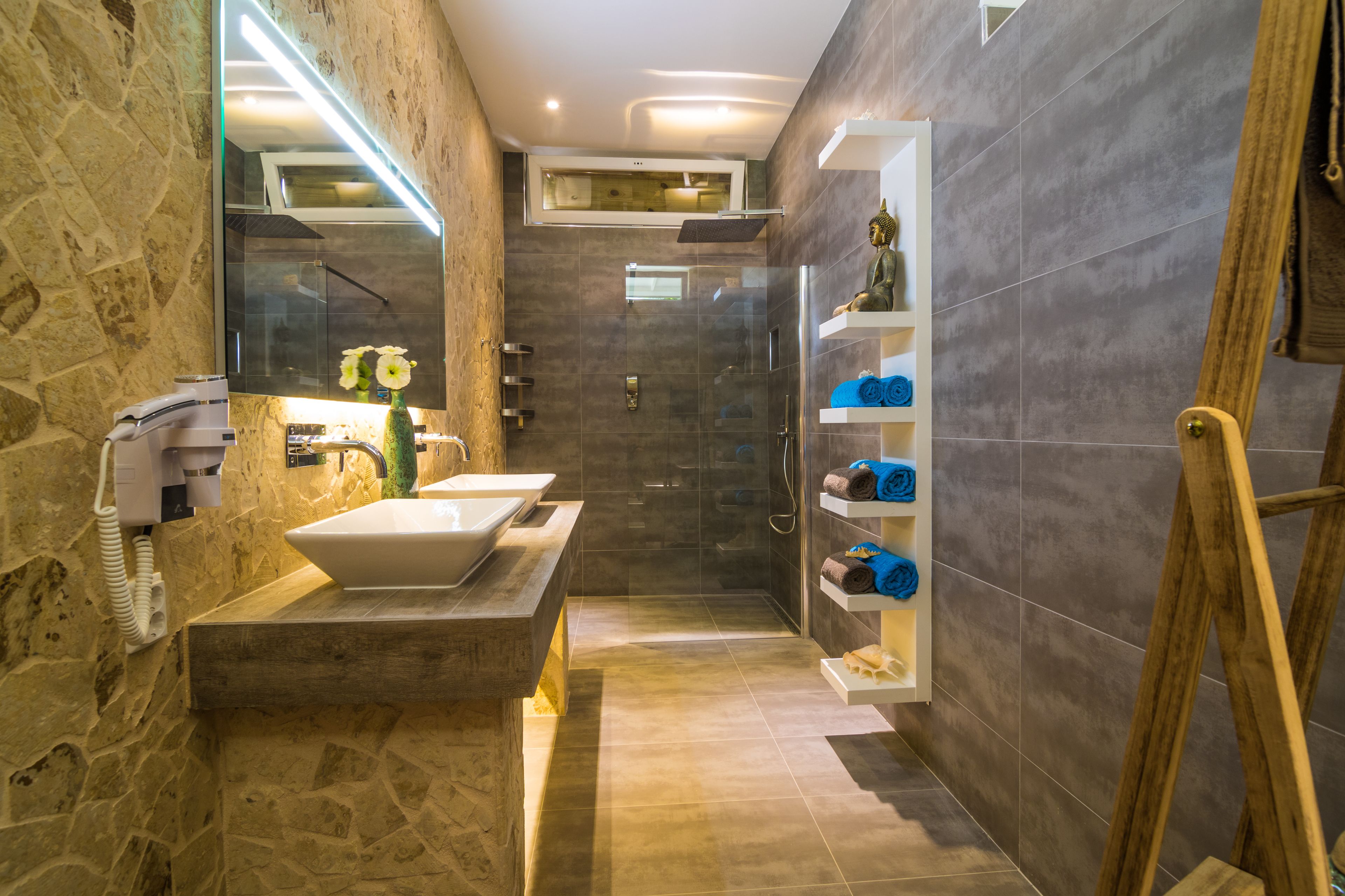 Shower, rainfall showerhead, free toiletries, hair dryer