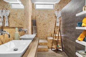 Casa de campo, 1 cama de matrimonio grande, patio, vistas al jardín | Baño | Ducha y cabezal de ducha tipo lluvia