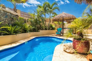 Piscina a l'aire lliure, para-sols i gandules