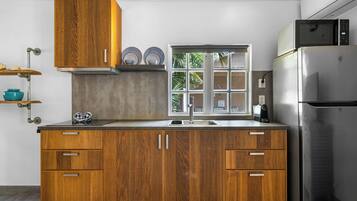 Deluxe Plus Cottage | Private kitchen | Fridge, microwave, stovetop, cookware/dishes/utensils