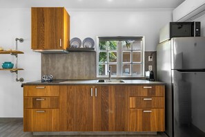 Deluxe Plus Cottage | Cocina privada | Refrigerador, microondas, parrilla de estufa y utensilios de cocina 