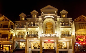 Front of property – evening/night - Arengo Sapa Hotel (Sa Pa)