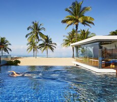 Εξωτερική πισίνα, ομπρέλες πισίνας, ξαπλώστρες