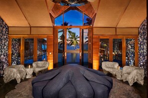 55-inch flat-screen TV with satellite channels, tablet, Netflix - Iniala Beach House (Takua Thung)