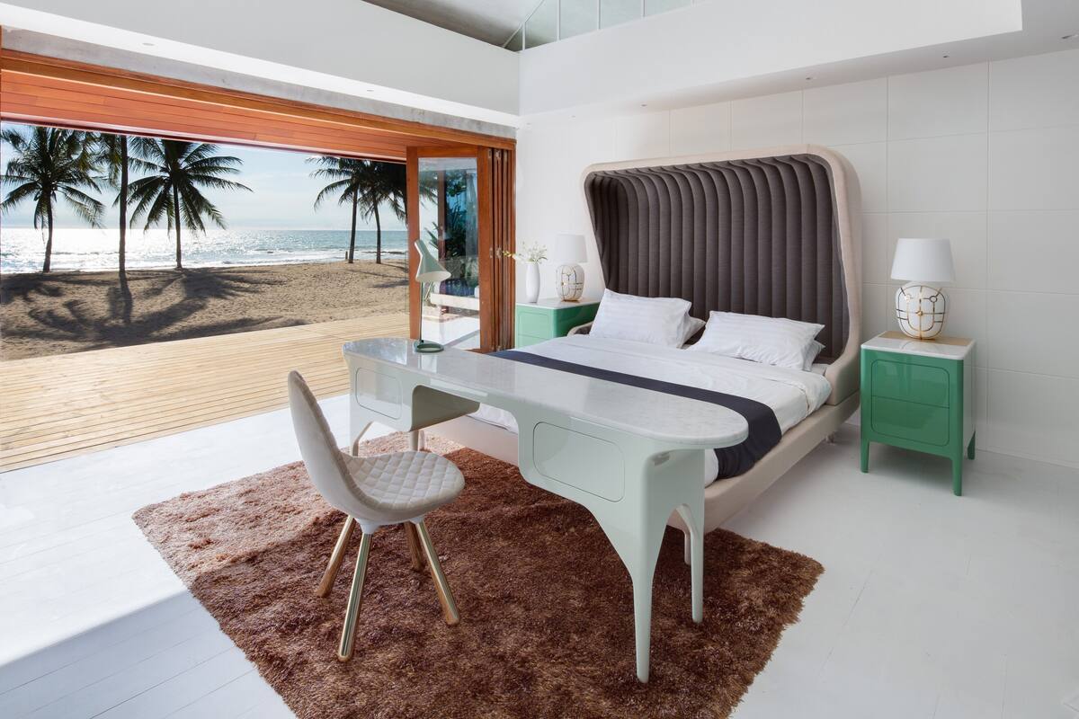 Bộ đồ giường cao cấp, minibar, két bảo mật tại phòng 