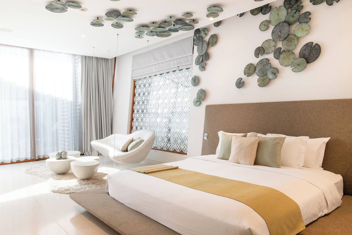Bộ đồ giường cao cấp, minibar, két bảo mật tại phòng 