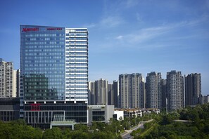 Un hôtel Marriott doté d’une façade moderne en verre, entouré d’immeubles résidentiels de grande hauteur.