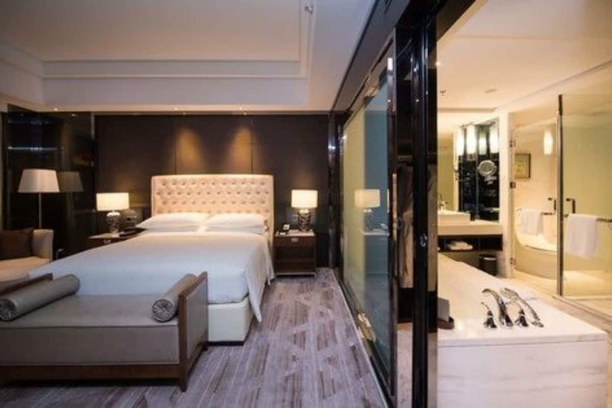executive room, 1 king bed, city view, executive level | room amenity