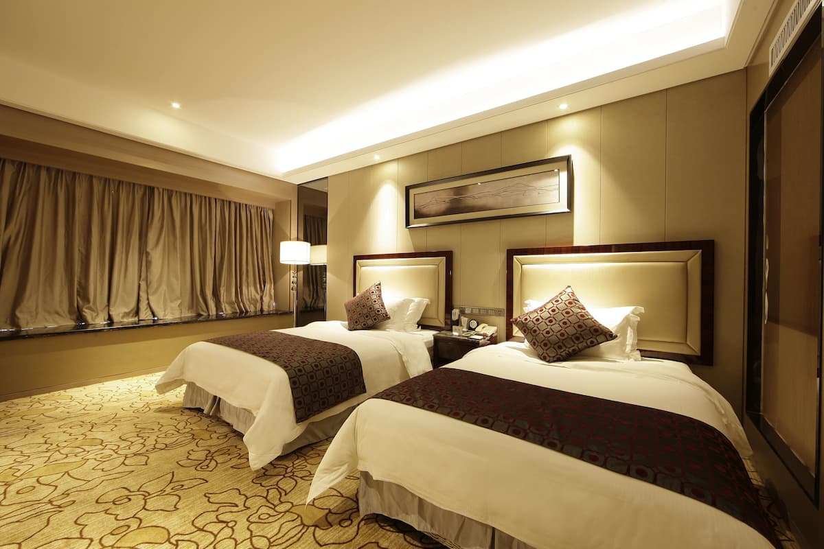 Executive Twin Room | Minibar, in-room safe, desk, blackout curtains