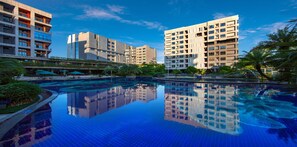 2 outdoor pools