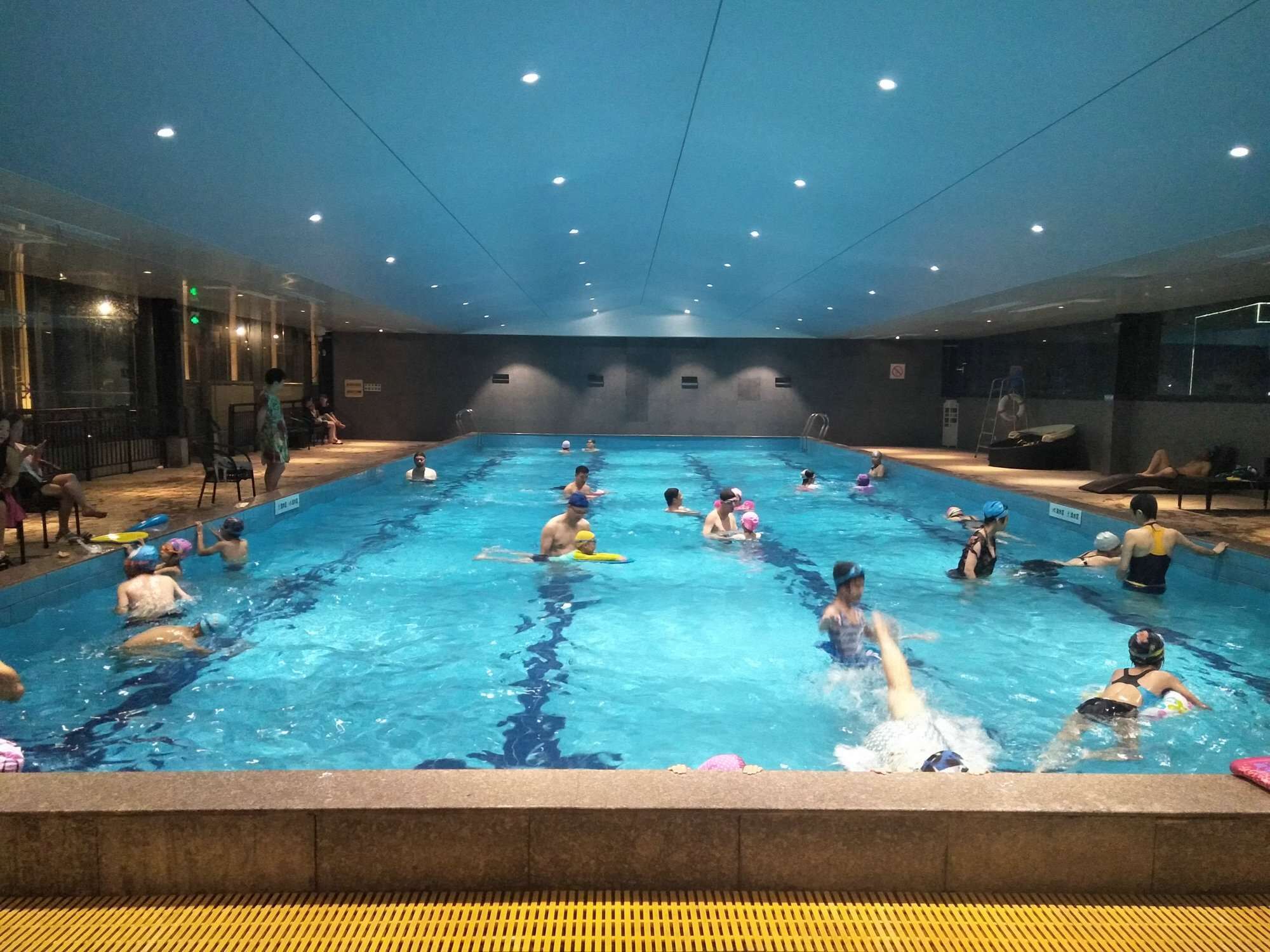 Kolam renang terbuka 
