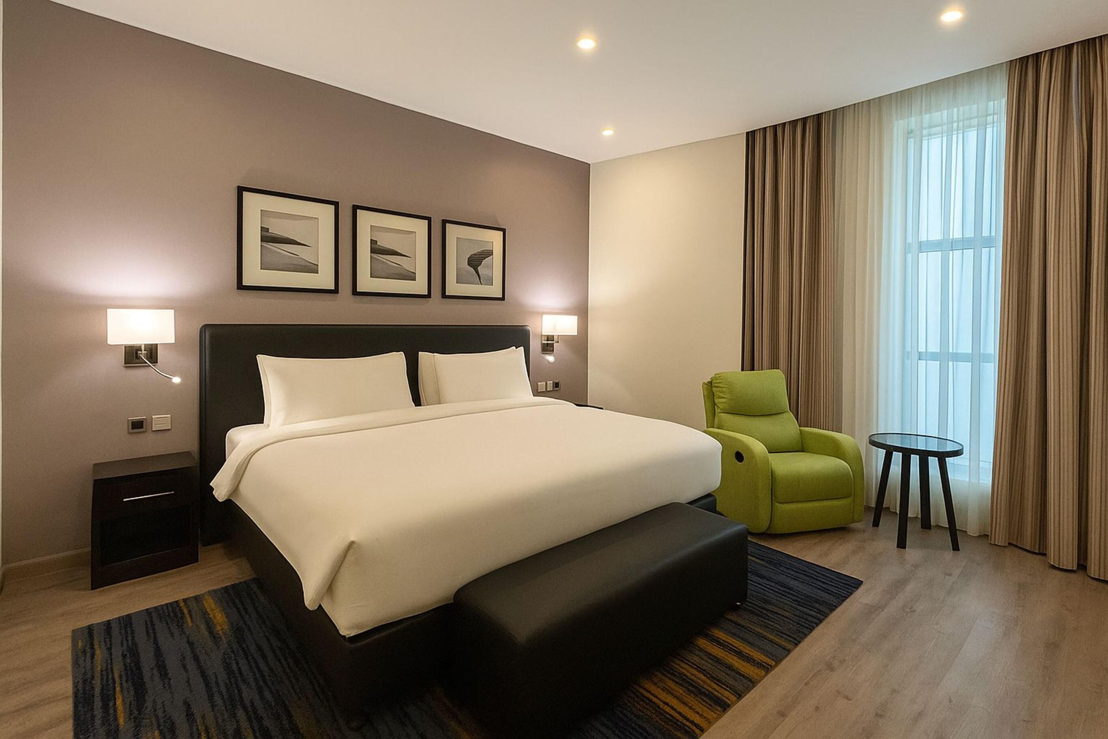 Een gratis minibar, een kluis op de kamer, een bureau