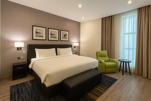 Free minibar, in-room safe, desk, laptop workspace - Radisson Blu Hotel, Jeddah Plaza (Jeddah)