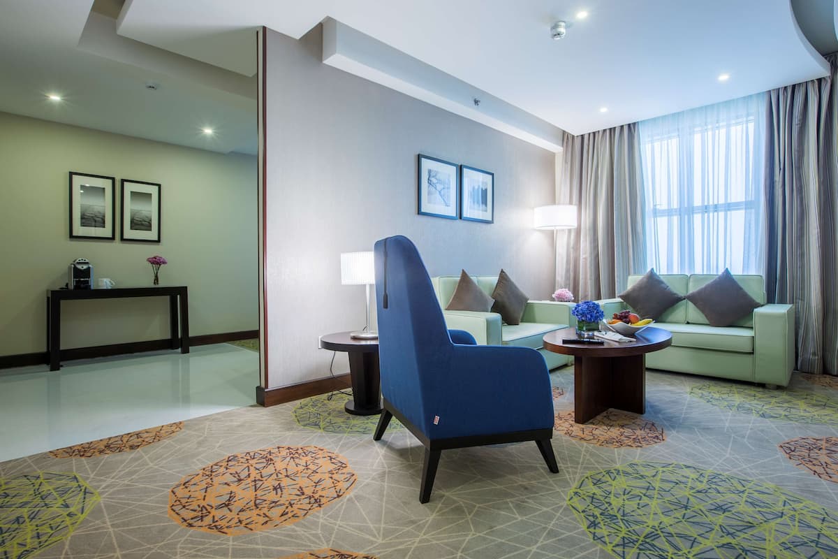 Suite, 2 Bedrooms | 1 bedroom, free minibar, in-room safe, desk