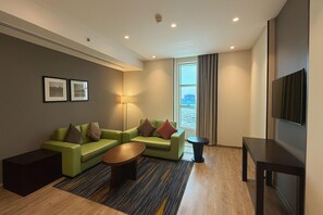 Free minibar, in-room safe, desk, laptop workspace - Radisson Blu Hotel, Jeddah Plaza (Jeddah)