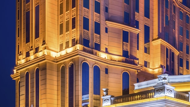 A multi-story hotel with a classic architectural design, featuring arched windows and decorative moldings. - Radisson Blu Hotel, Jeddah Plaza (Jeddah)