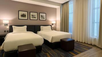 Ilmaiset minibaarituotteet, tallelokero huoneessa, työpöytä