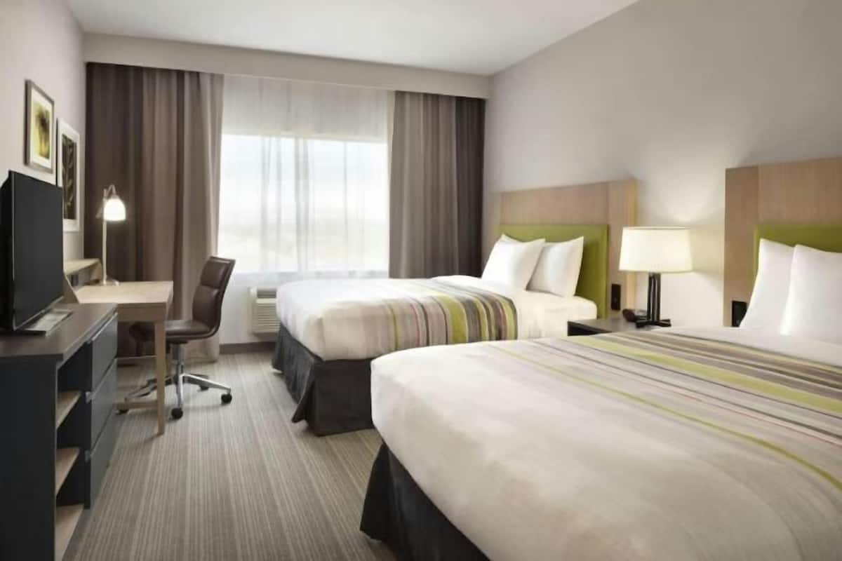 Roupas de cama premium, cofres nos quartos, escrivaninha