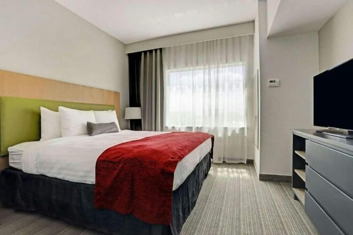 Roupas de cama premium, cofres nos quartos, escrivaninha