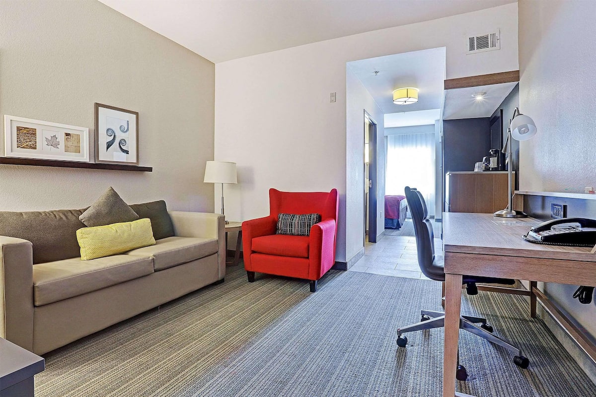 Suite, 1 King Bed, Non Smoking | Premium bedding, in-room safe, desk, laptop workspace
