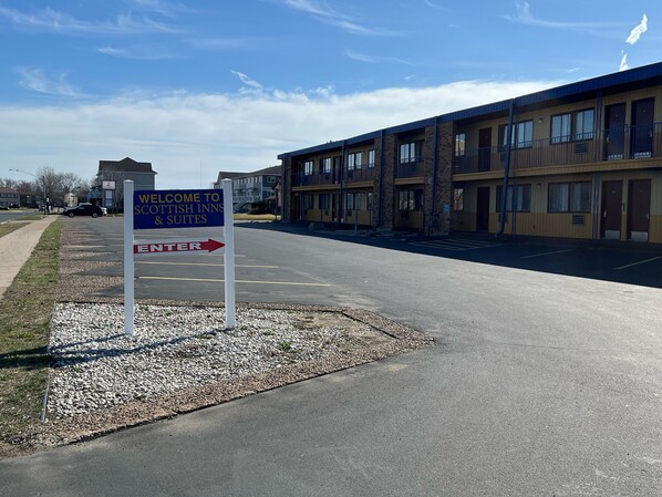 Front of property - Scottish Inns & Suites Eau Claire (Eau Claire)
