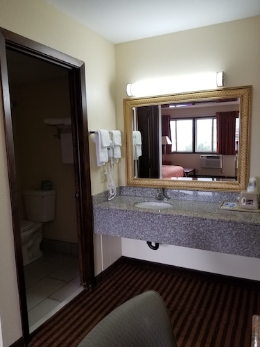 Scottish Inns & Suites Eau Claire