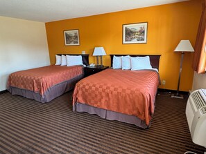 Desk, soundproofing, WiFi, bed sheets - Scottish Inns & Suites Eau Claire (Eau Claire)