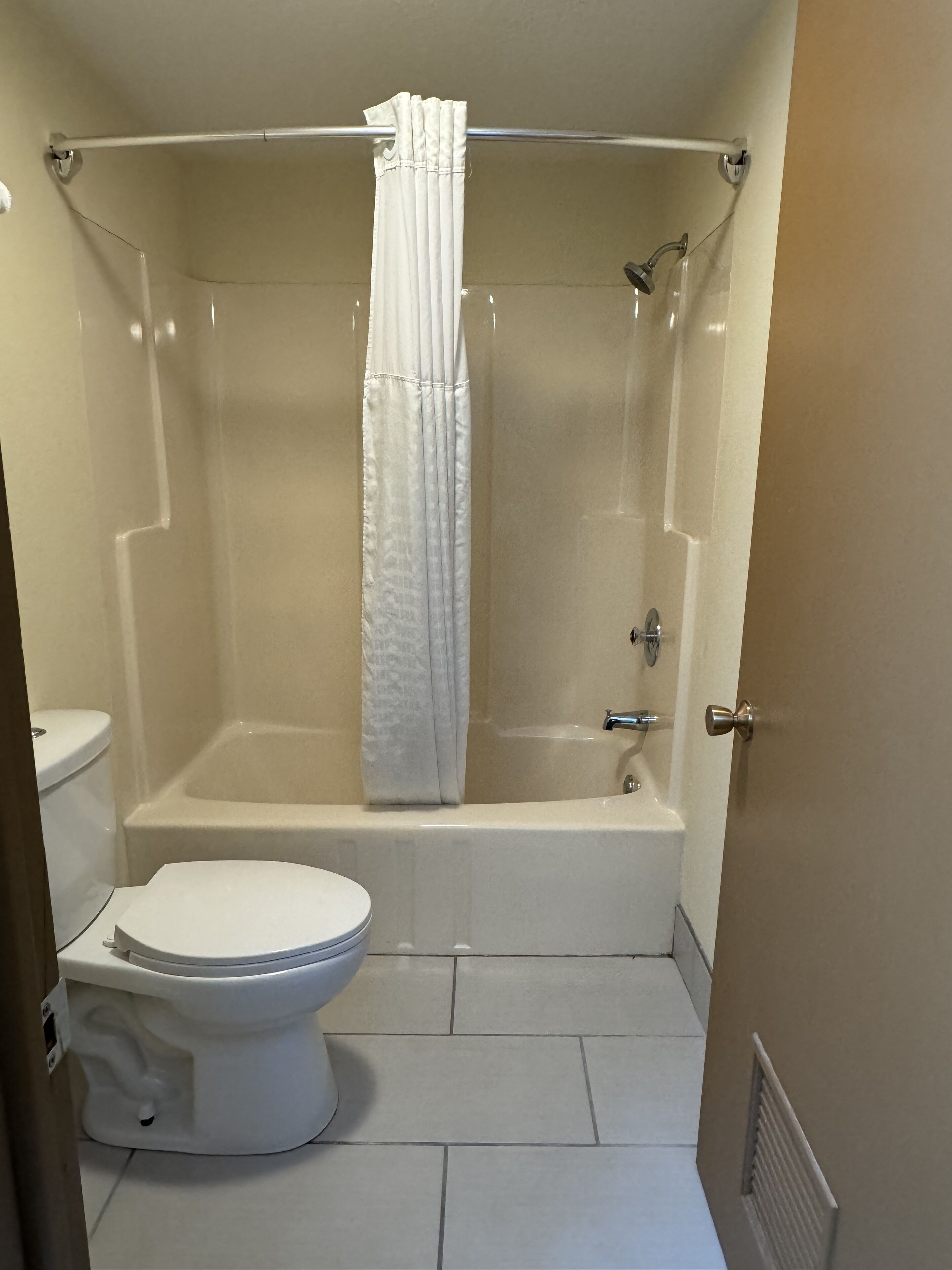 Ein Badezimmer mit Toilette, Badewanne und Duschvorhang.