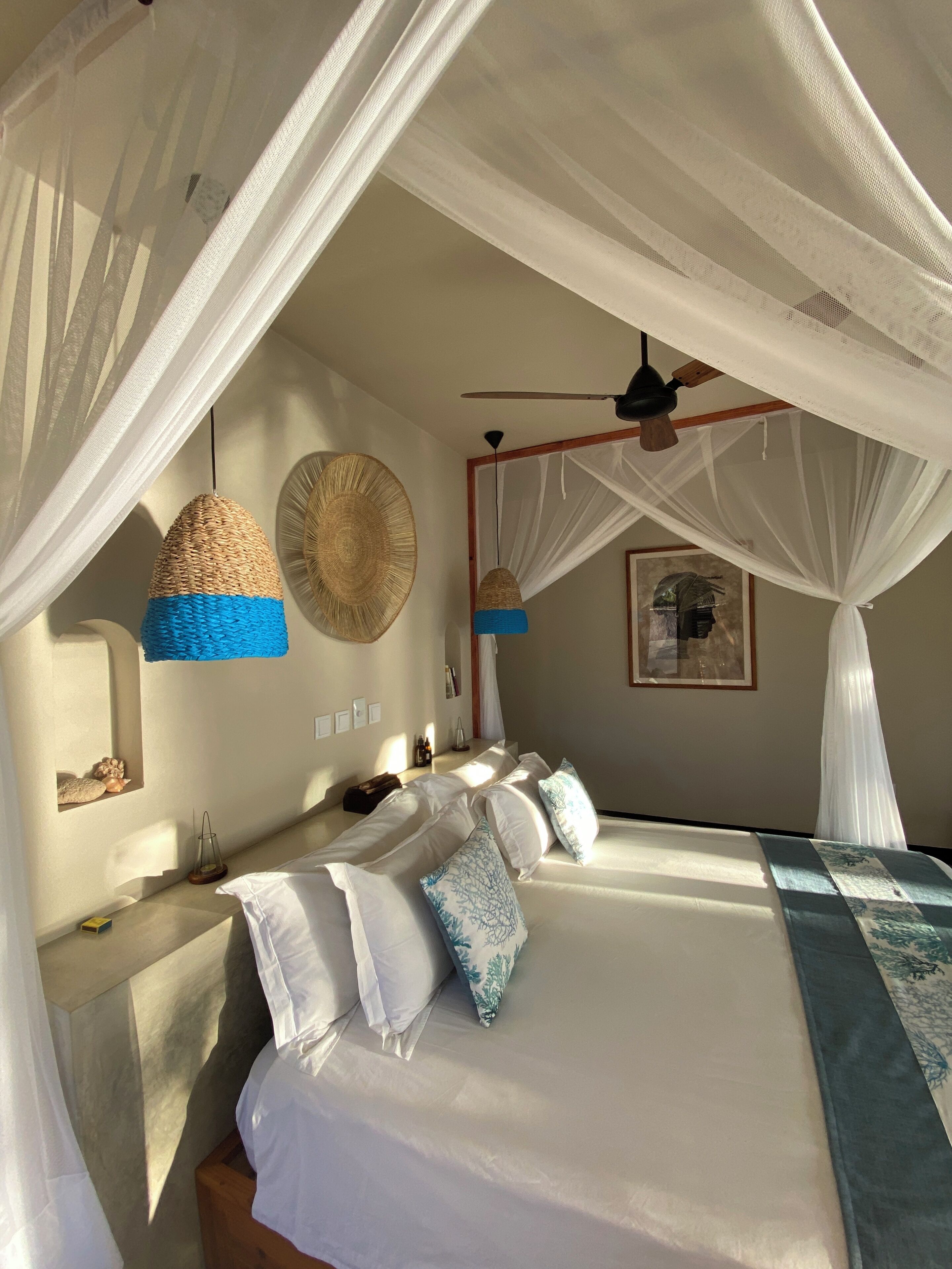 أغطية فراش متميزة وخزنة داخل الغرفة وبديكورات فريدة لكل غرفة