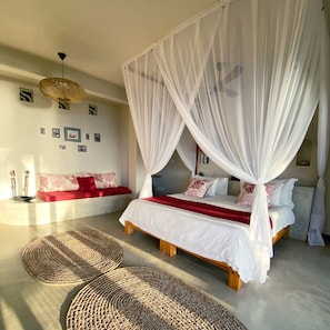 Habitación familiar, 2 habitaciones, vistas al mar, planta baja | Ropa de cama de alta calidad, caja fuerte, decoración individual